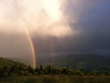 Regenbogen vor Bergpanorama
