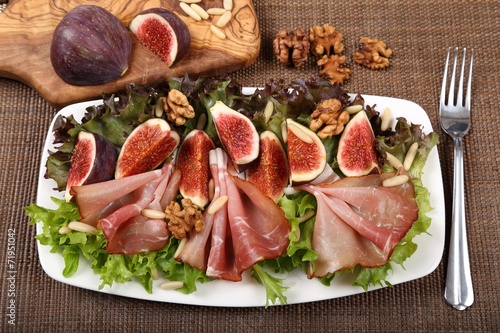 Salad with prosciutto