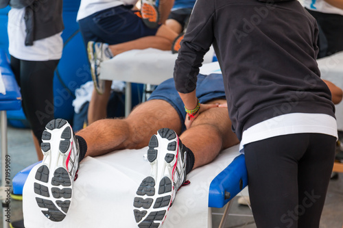 sportowcy masaż relaksacyjny przed imprezą sportową