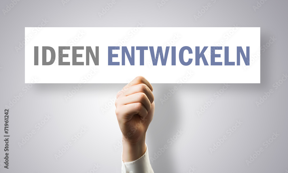 Hand mit Schild und der Aufforderung "Ideen entwickeln" StockFoto Adobe Stock