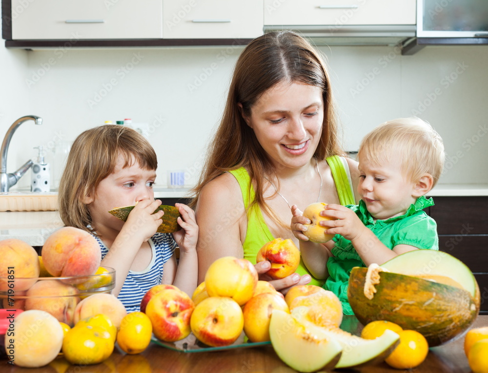 Fototapeta premium Woman with daughters with peaches