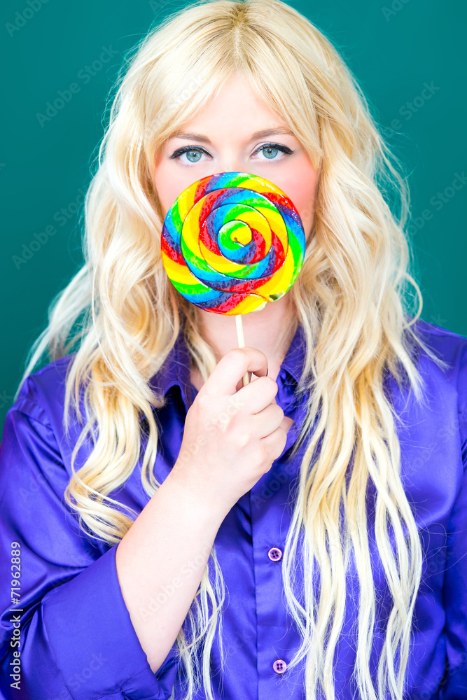Blonde Frau mit Lollipop