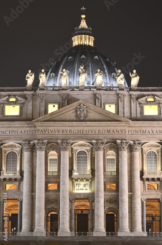 Bazylika św. Piotra w Rzymie nocą   #71967434