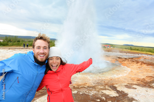 Obraz na plátne Iceland tourists fun by Strokkur geyser