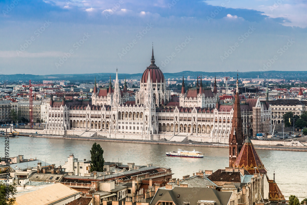 Fototapeta premium Chain Bridge and Hungarian Parliament, Budapest, Hungary