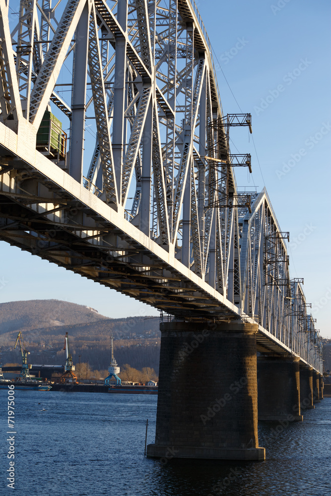 Obraz premium Railroad bridge winter river