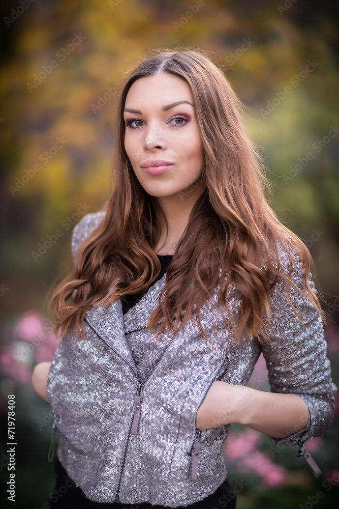 Young beautiful girl fashion shot / Autumn scene Young beautiful girl fashion shot / Autumn scene