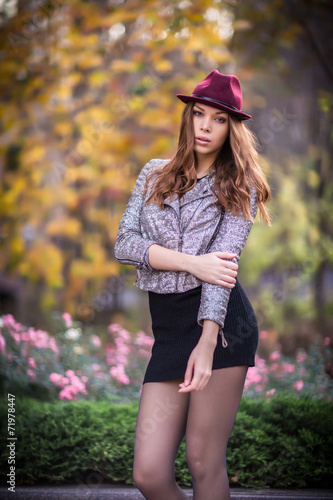 Young beautiful girl fashion shot / Autumn scene