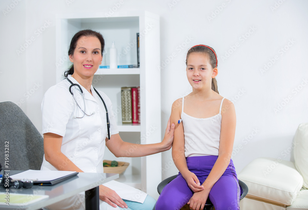 Fototapeta premium Doctor examining child