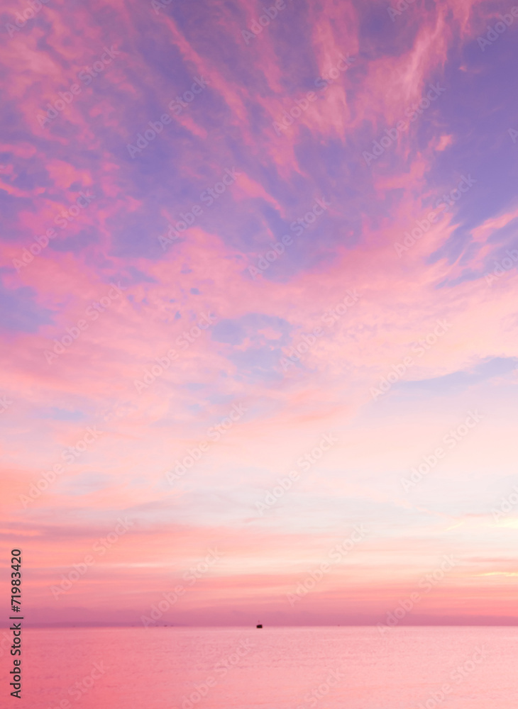 Obraz premium Jasny Kolorowy Wschód Słońca Nad Morzem Z Pięknymi Chmurami