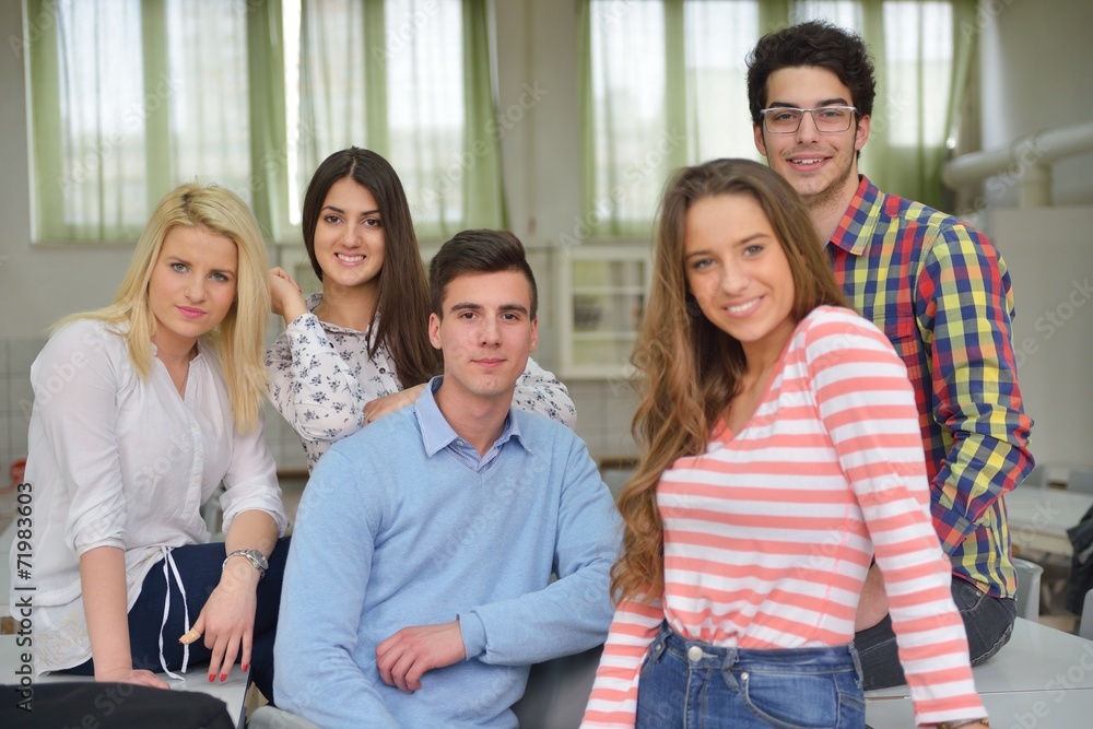Obraz premium happy teens group in school
