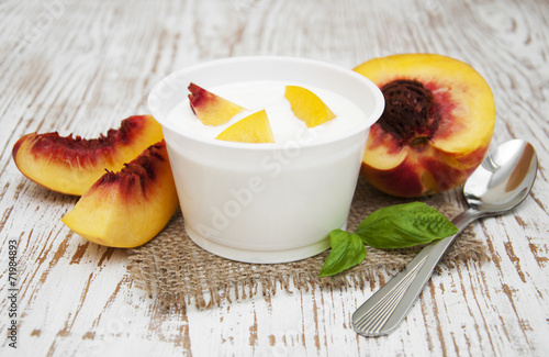 Yougurt with peaches
