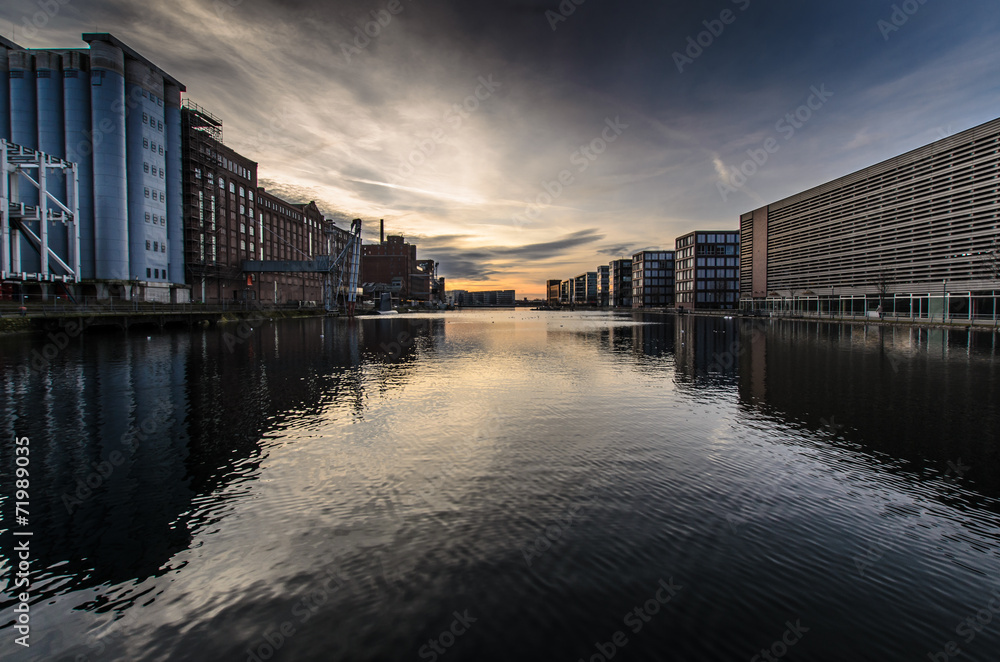 Fototapeta premium Innenhafen Duisburg bei Gewitterstimmung