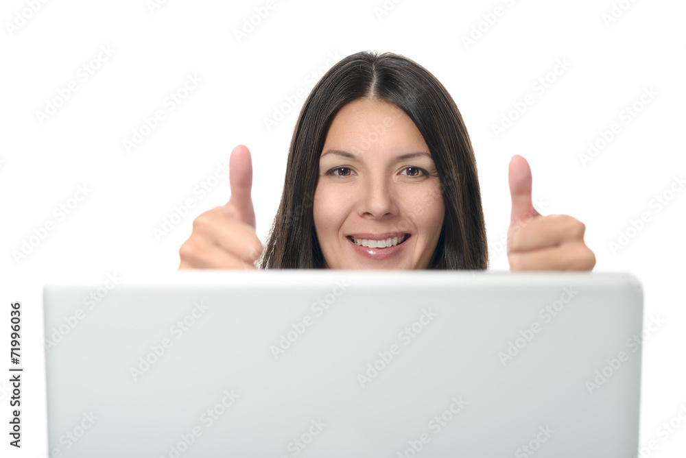 Frau sitzt vor dem Computer und macht Daumen hoch