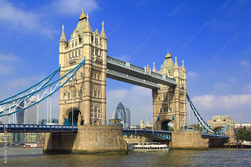Famous London Tower Bridge over the River Thames on a sunny day - obrazy, fototapety, plakaty 
