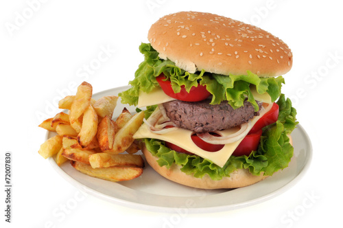 Assiette avec hamburger et frites