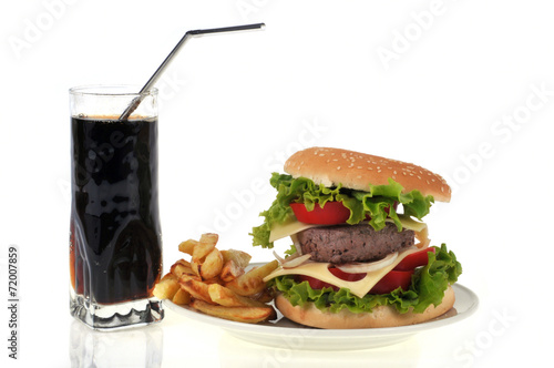Assiette avec hamburger, frites et verre de soda