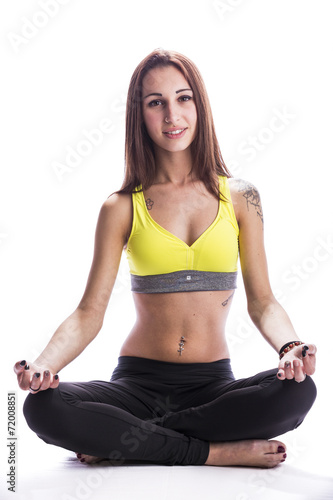 Ragazza Sorridente che pratica Yoga