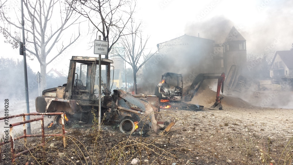 Fototapeta premium Nach einer Gasexplosion zerstörte Baumaschinen