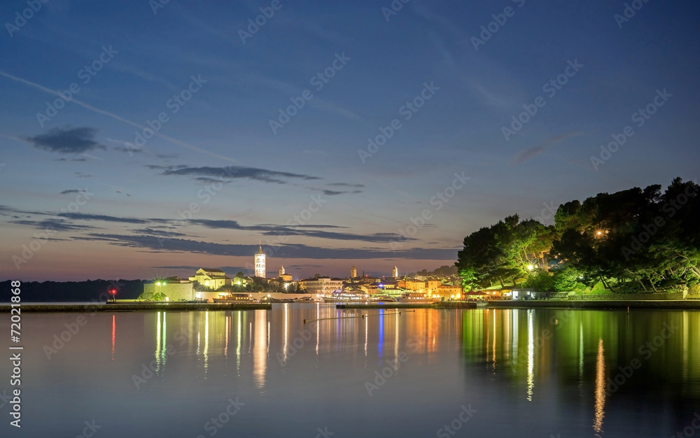 Fototapeta premium Stadt Rab bei Nacht