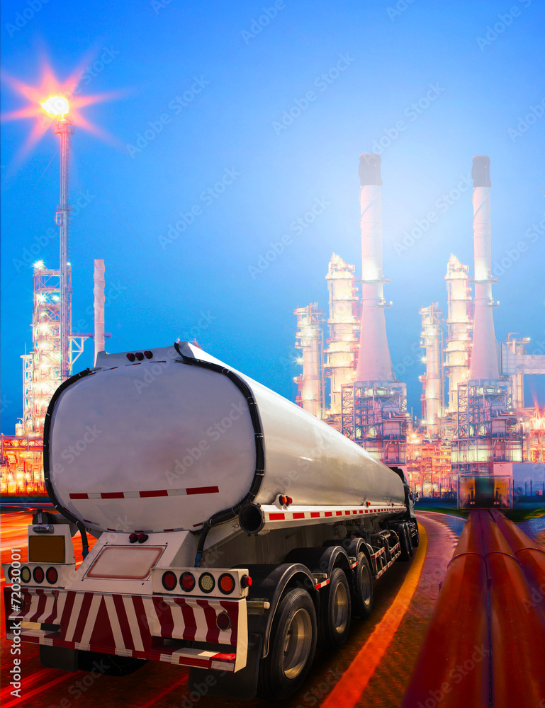 Φωτογραφία beautiful lighting of oil refinery plant in heavy petrochemical