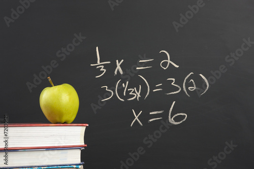 Foto Green apple and algebra equation.