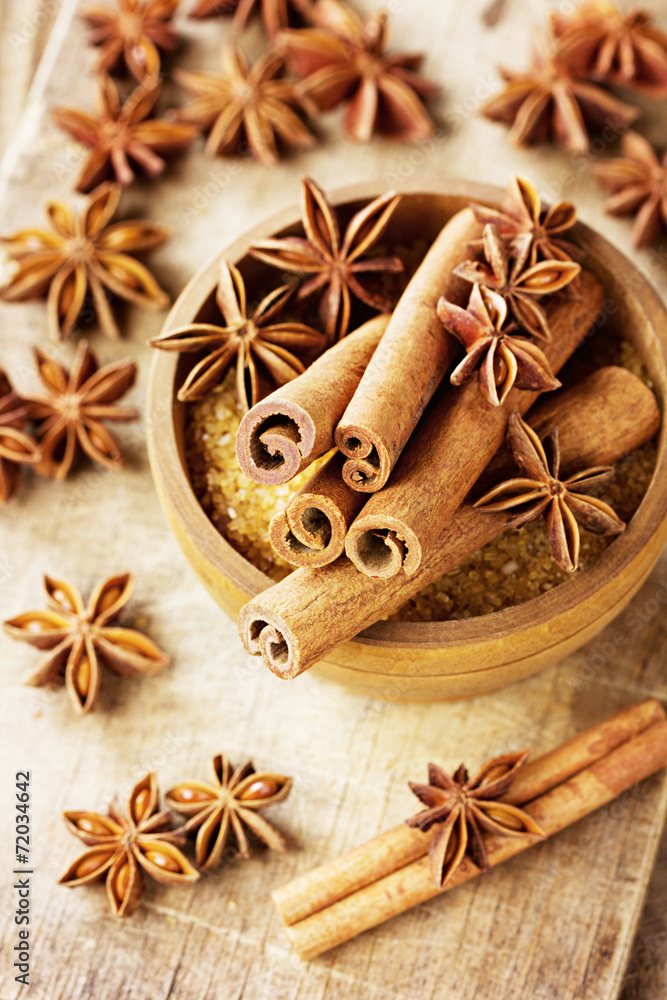 Fototapeta premium Cinnamon sticks, anise star and cane sugar