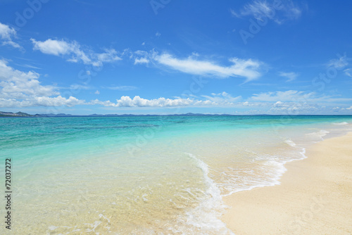 美しい沖縄のビーチと夏空