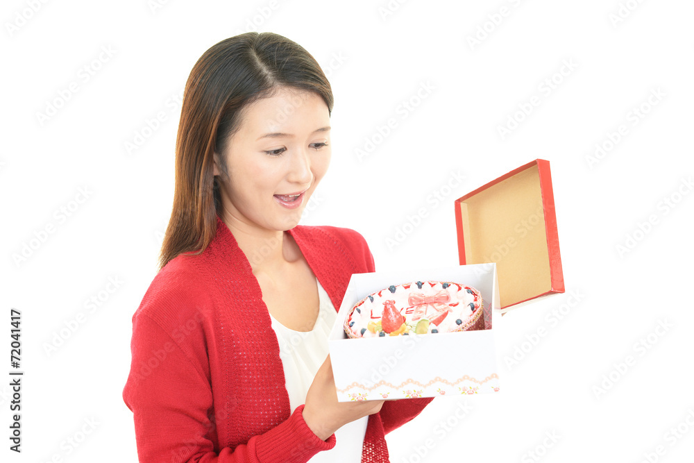 ケーキを持つ笑顔の女性 ケーキを持つ笑顔の女性