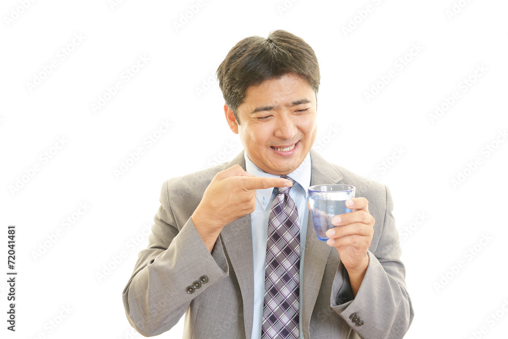 水を飲む笑顔の男性