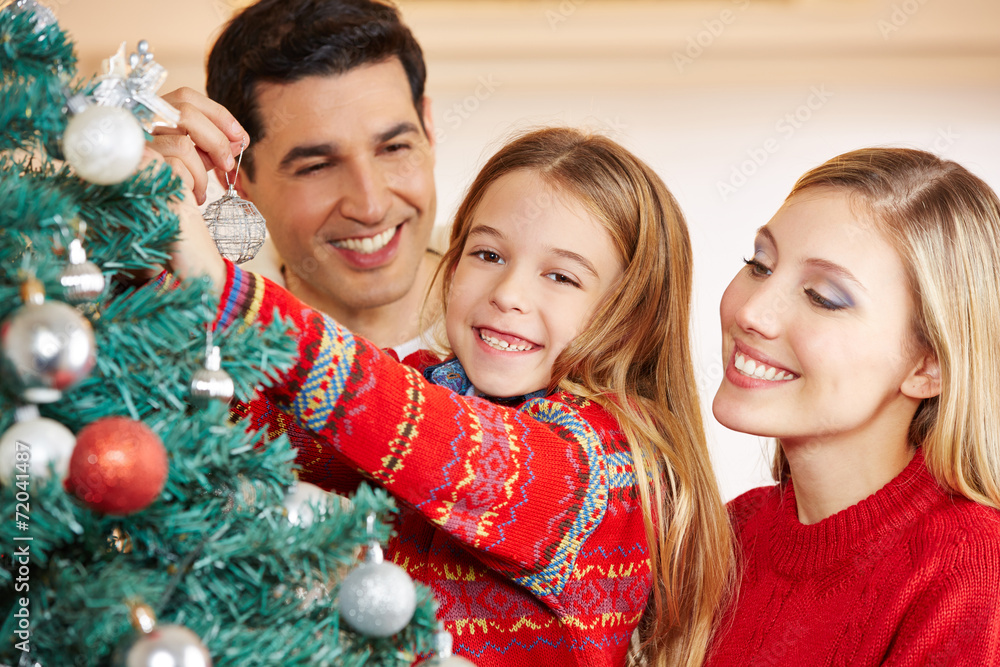Poster, Print Eltern und Kind schmücken Weihnachtsbaum zu Weihnachten, 40x26.7 cm