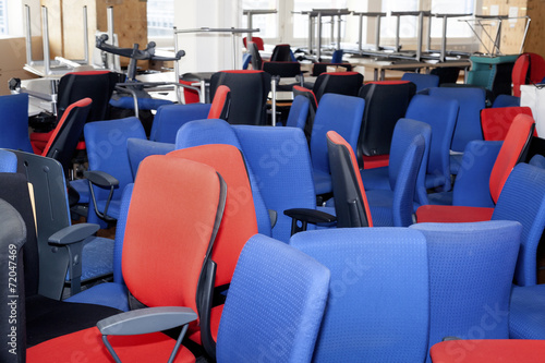 Mehrere alte blaue und rote Bürostühle
