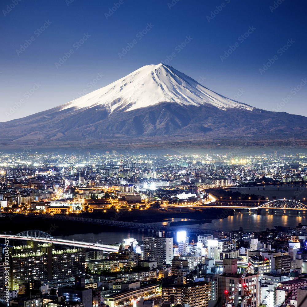 Naklejka premium Góra Fuji. Fujiyama. Widok z lotu ptaka z surrealistycznym ujęciem miasta. jot