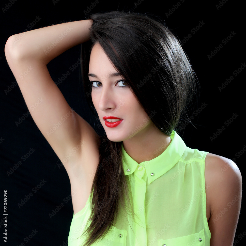 Ragazza con camicia verde Ragazza con camicia verde