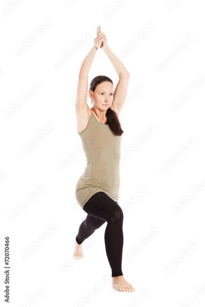 Sonnengrußposen im Yoga vor weißem Hintergrund Sonnengrußposen im Yoga vor weißem Hintergrund