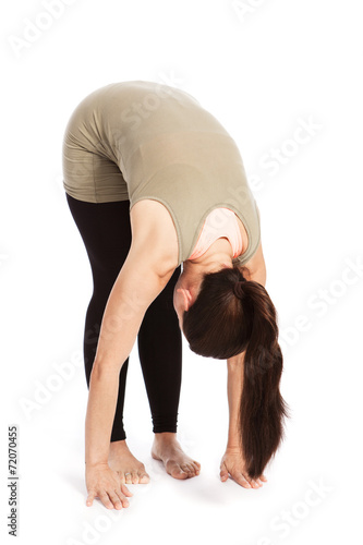 Sonnengrußposen im Yoga vor weißem Hintergrund