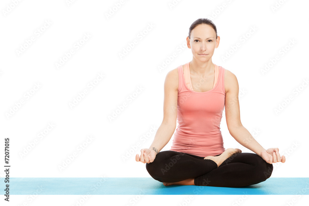 Yogahaltung padmasana vor weißem Hintergrund Yogahaltung padmasana vor weißem Hintergrund
