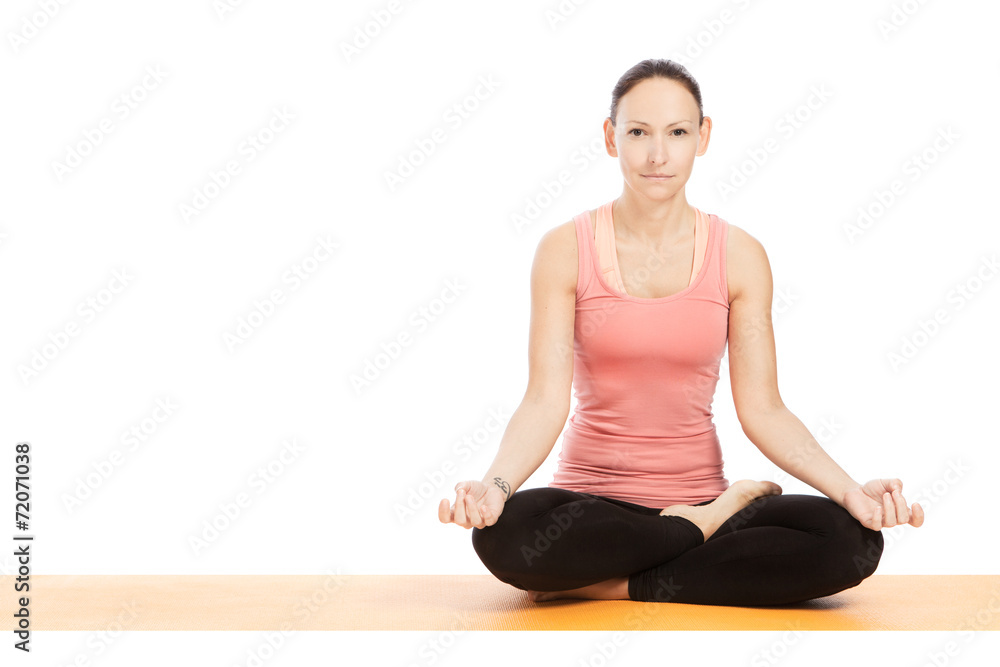 Yogahaltung padmasana vor weißem Hintergrund