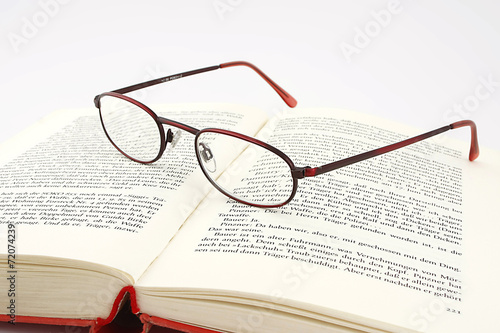 Brille auf Buch