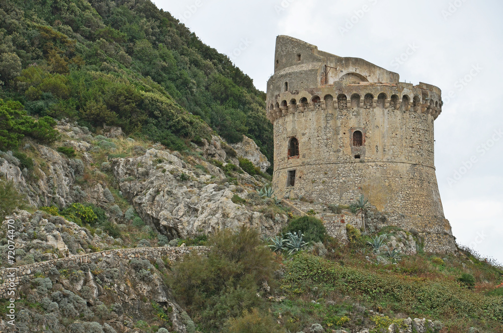 torre medievale sulla scogliera