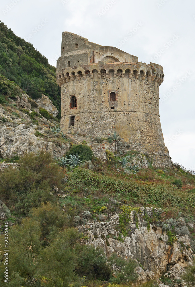 torre medievale su scogliera
