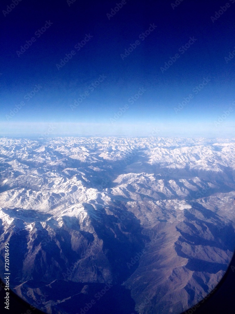 Alpen aus einem Flugzeugfenster