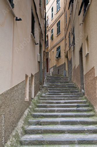 Ruelle étroite à Roimaggiore en Italie © rayman7