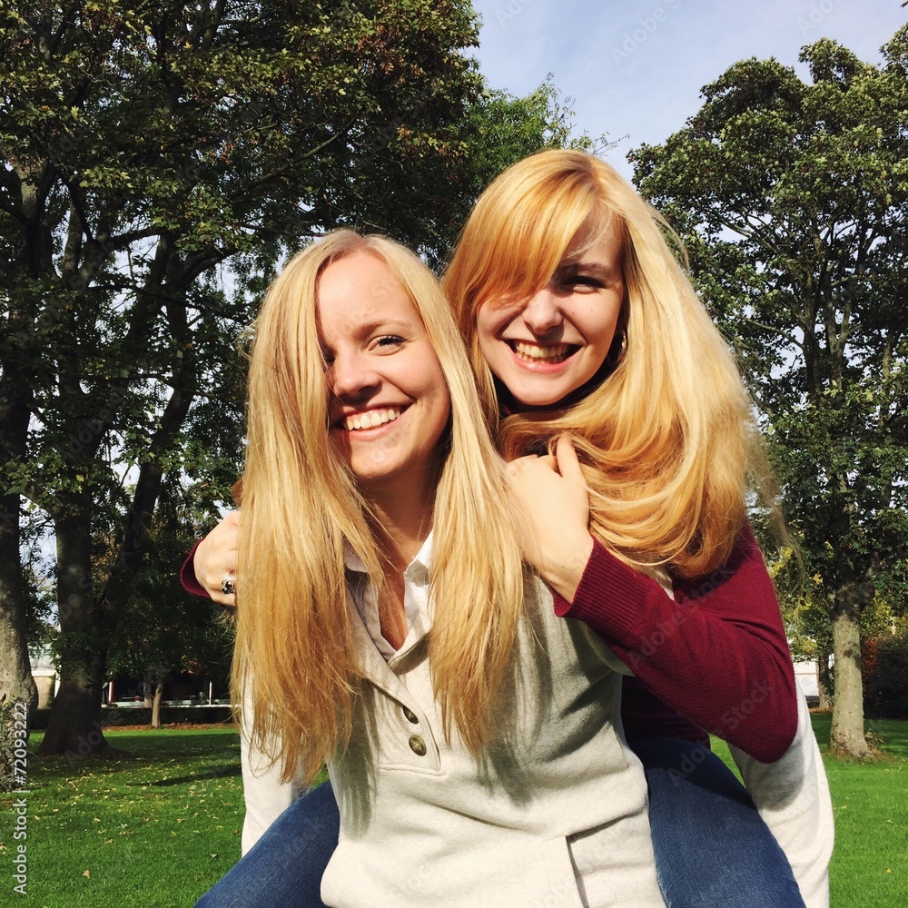 Zwei Blonde Frauen Haben Spaß Zusammen Stock 写真 Adobe Stock 