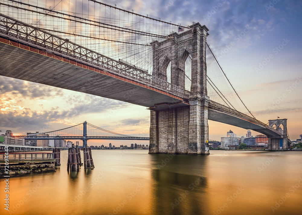 Naklejka premium Brooklyn Bridge nad East River w Nowym Jorku