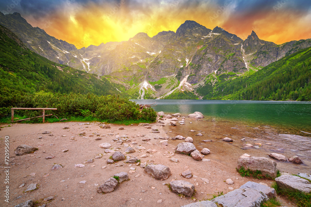 Plakat Oko Denny jezioro w Tatrzańskich górach przy zmierzchem, Polska