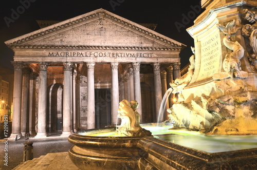 Monumentalny Panteon nocą, Rzym, Włochy 