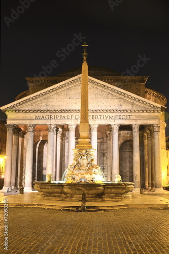Monumentalny Panteon nocą, Rzym, Włochy  #72098295