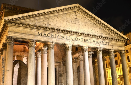 Monumentalny Panteon nocą, Rzym, Włochy  #72098297