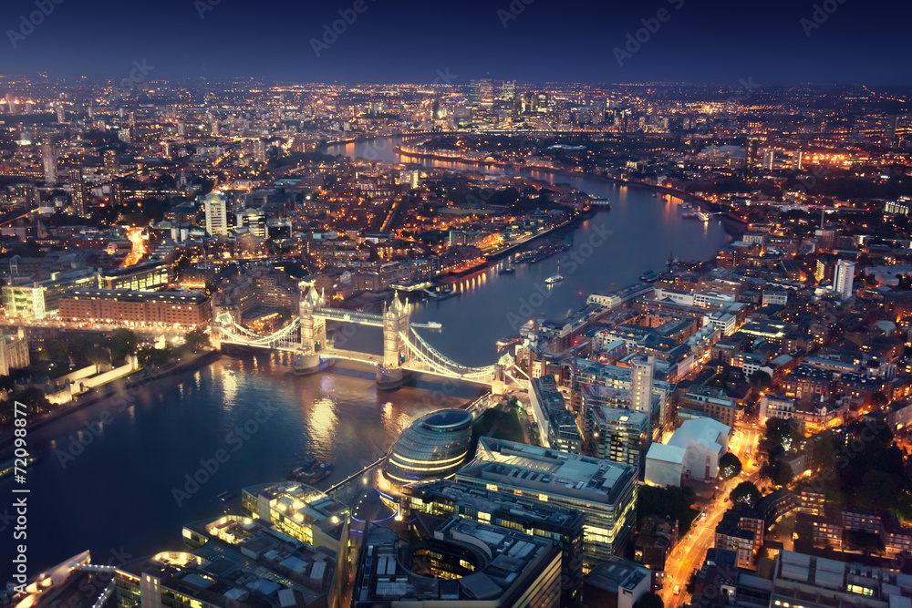Obraz premium Londyn nocą z architekturą miejską i Tower Bridge